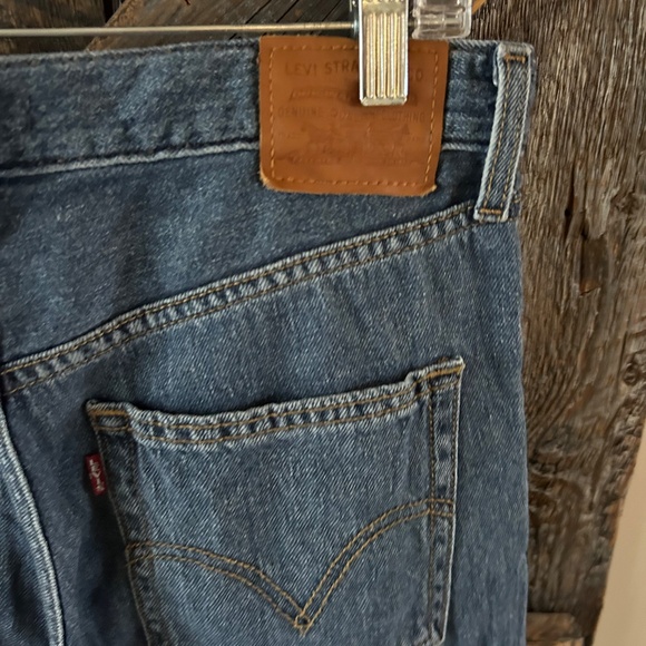 Women's Levi's High Loose Medium Wash Denim Blue Jeans - Picture 4 of 4